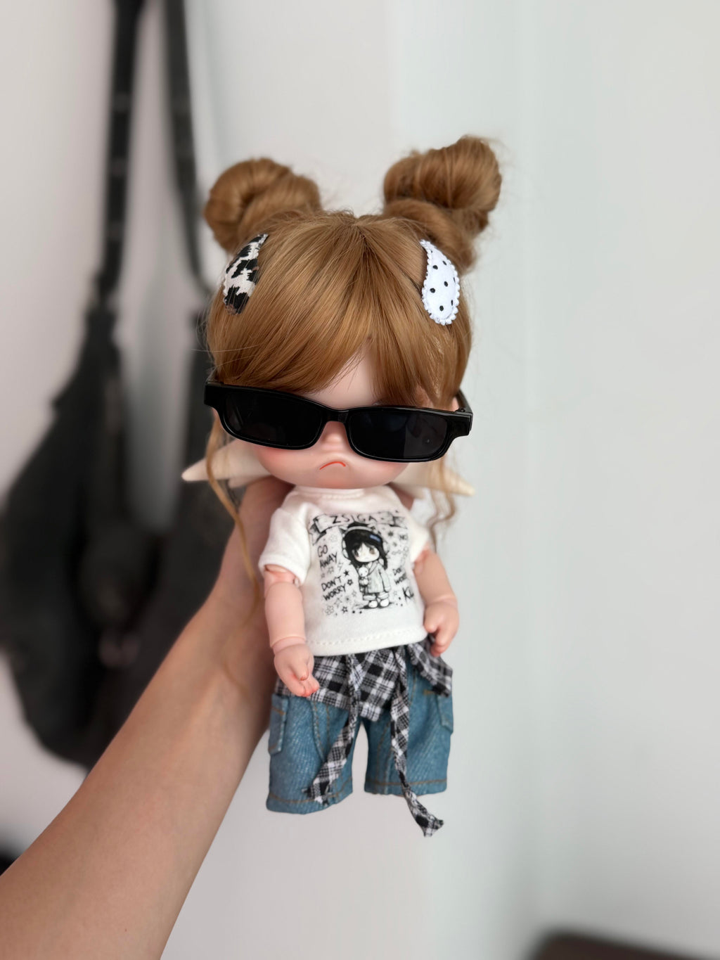 Handmade Cool Girl Doll Outfit 4-Piece Set for Zsiga 20cm – Graphic Tee, Denim Shorts, Plaid Shirt & Sunglasses