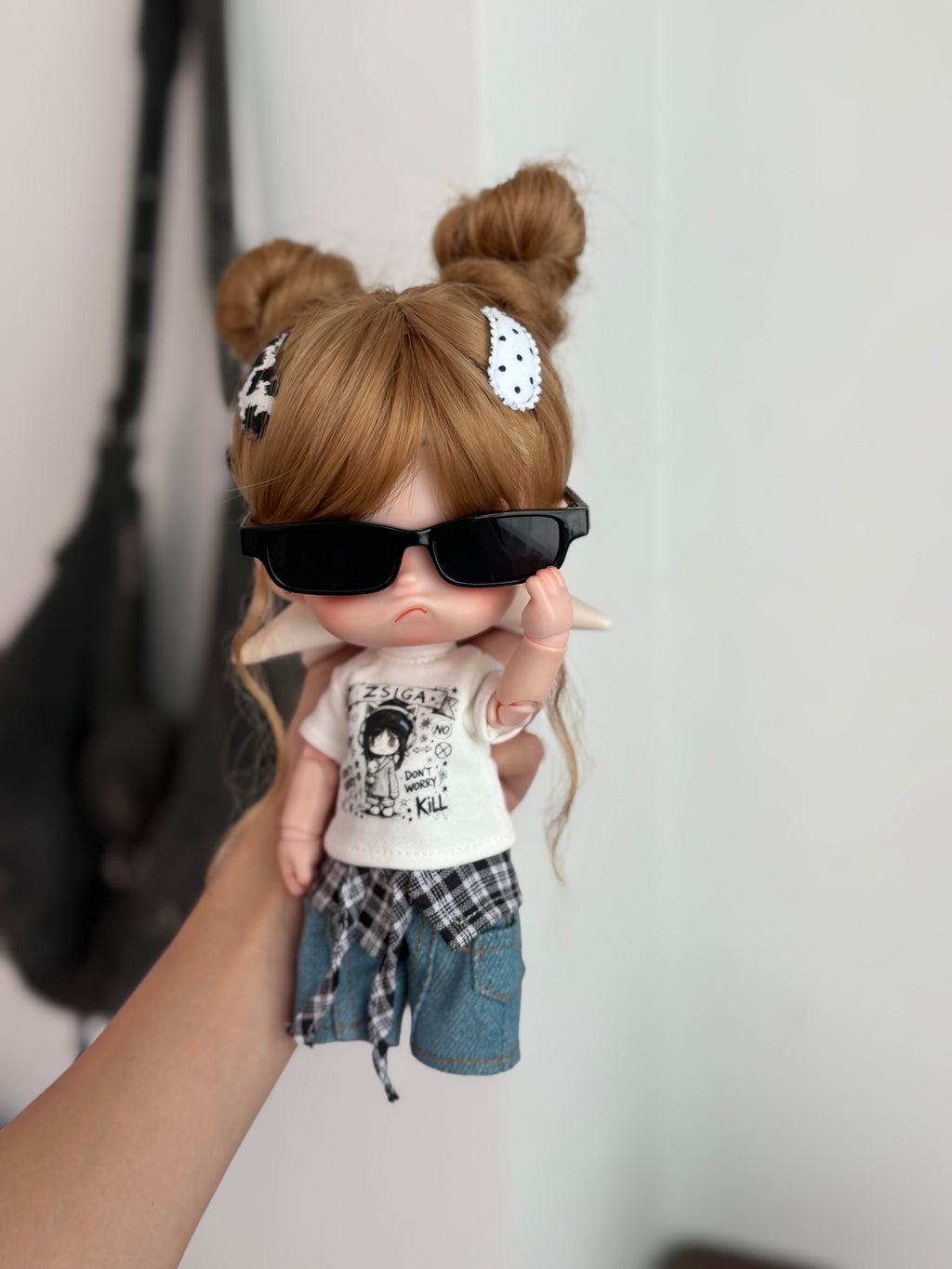 Handmade Cool Girl Doll Outfit 4-Piece Set for Zsiga 20cm – Graphic Tee, Denim Shorts, Plaid Shirt & Sunglasses